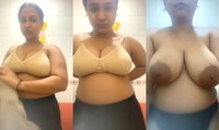 Sexy Desi Girl Shows Her Boobs
